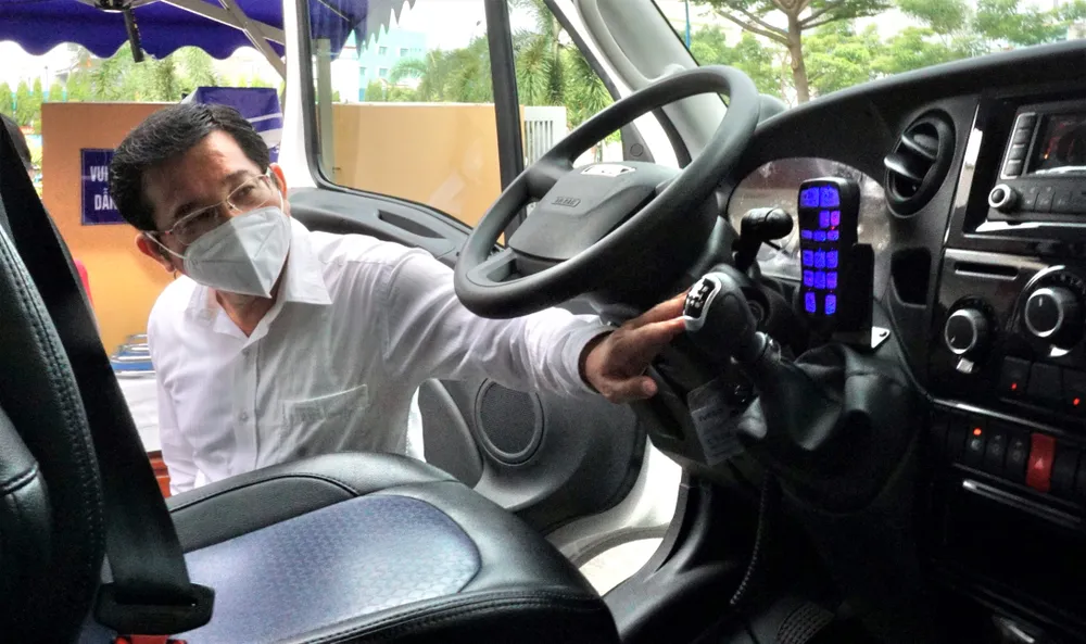 Bệnh viện quận Tân Phú được trao tặng 2 xe cứu thương hiện đại ảnh 3