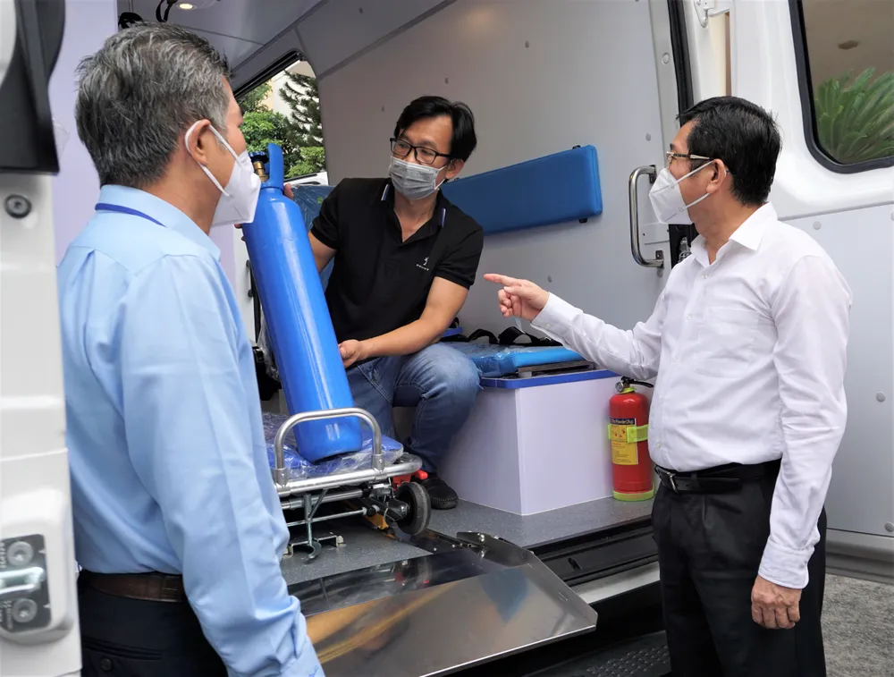 Bệnh viện quận Tân Phú được trao tặng 2 xe cứu thương hiện đại ảnh 4