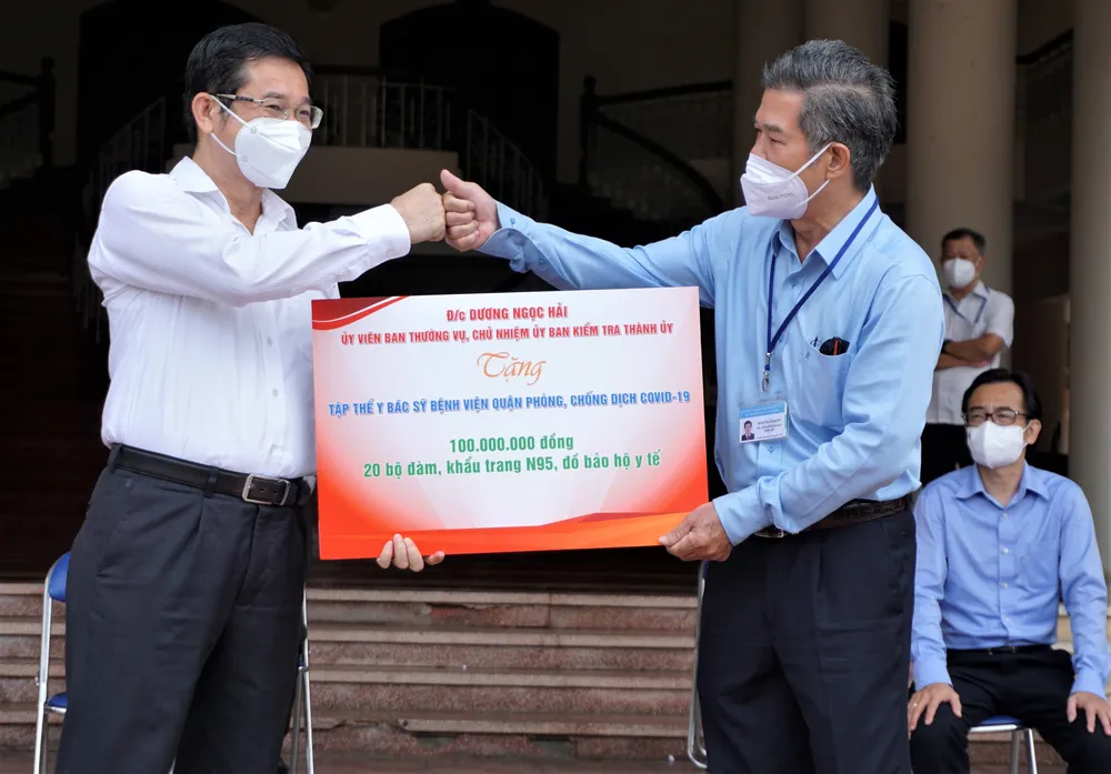 Bệnh viện quận Tân Phú được trao tặng 2 xe cứu thương hiện đại ảnh 1