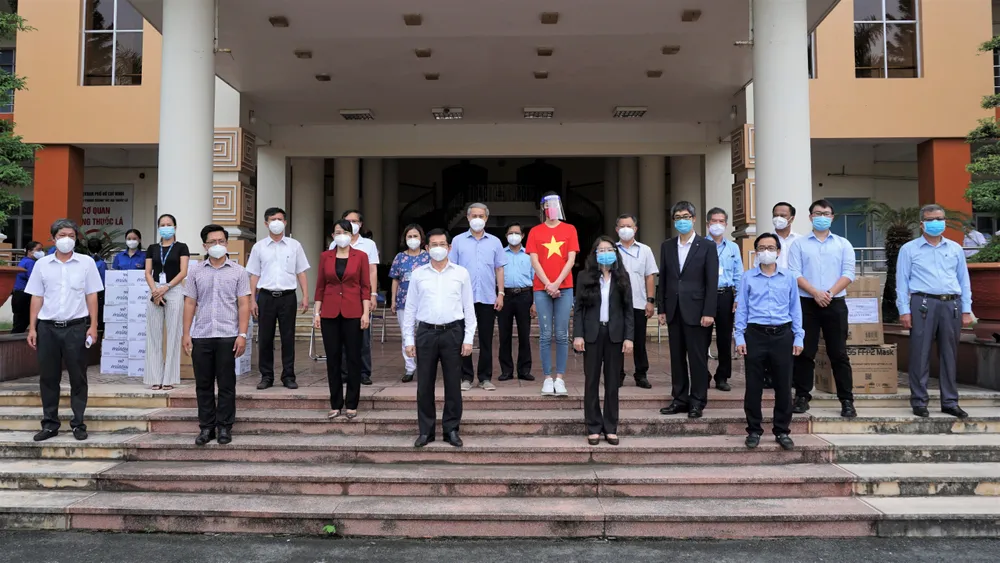 Bệnh viện quận Tân Phú được trao tặng 2 xe cứu thương hiện đại ảnh 7