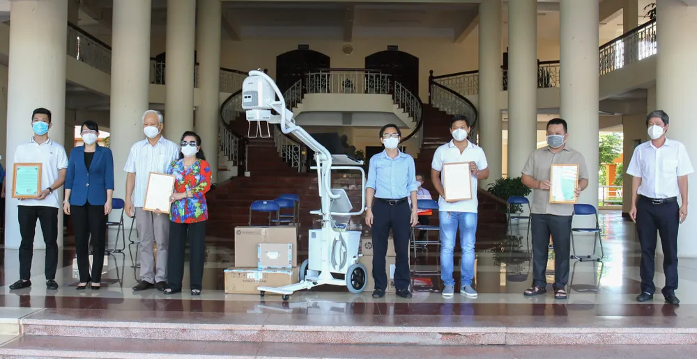 Tặng máy chụp X-quang kỹ thuật số di động hiện đại cho Bệnh viện quận Tân Phú ảnh 1