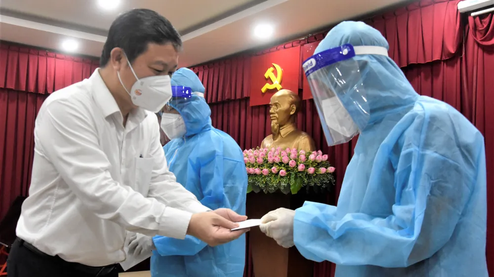 Phó Chủ tịch UBND TPHCM Dương Anh Đức thăm hỏi y, bác sĩ mắc Covid-19 ảnh 1