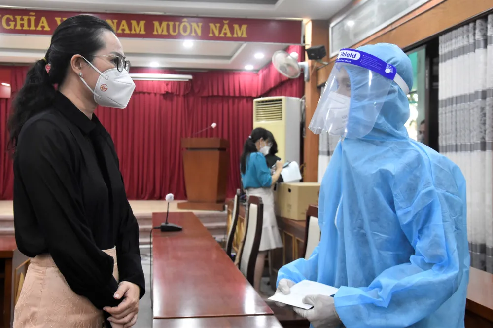 Phó Chủ tịch UBND TPHCM Dương Anh Đức thăm hỏi y, bác sĩ mắc Covid-19 ảnh 3