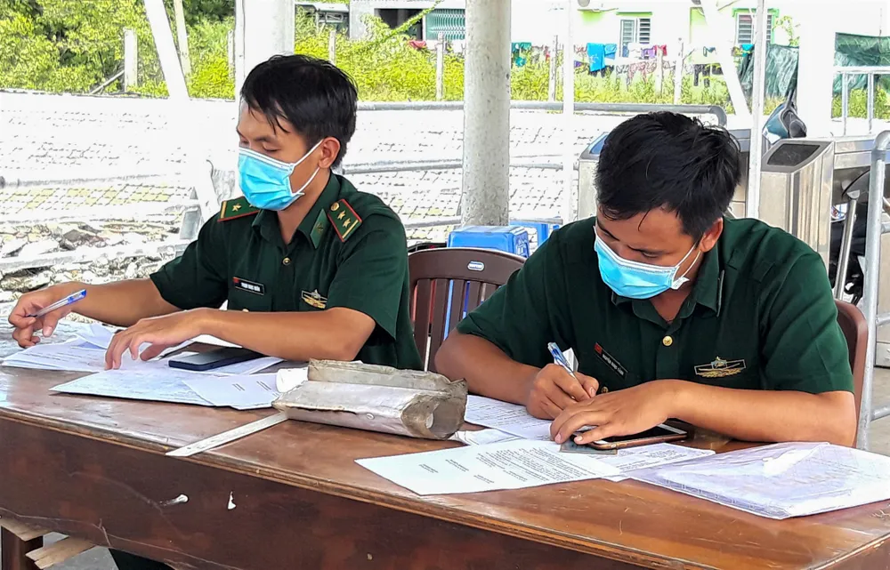 Bắt giữ 3 phương tiện khai thác thủy sản trái phép trong thời gian thực hiện giãn cách xã hội ảnh 1