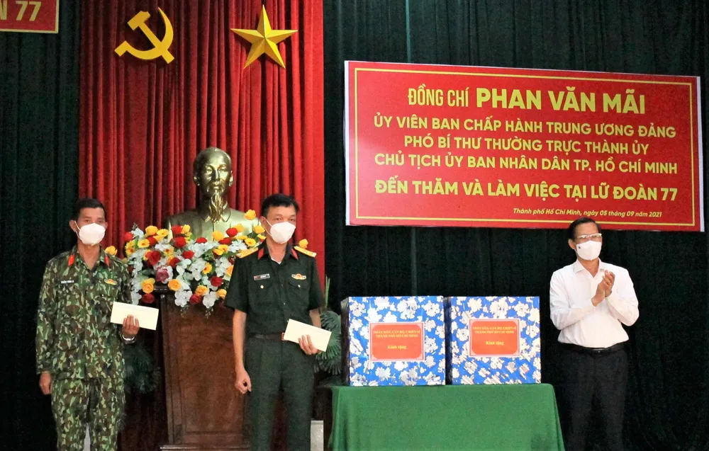Chủ tịch UBND TPHCM Phan Văn Mãi thăm, động viên lực lượng vũ trang tham gia phòng chống dịch  ảnh 3