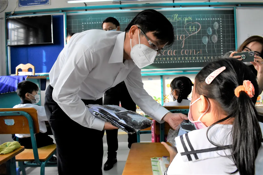 2 trường đầu tiên của TPHCM mở cửa trở lại: Học sinh nô nức tựu trường ảnh 5