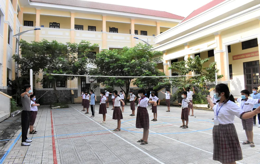 2 trường đầu tiên của TPHCM mở cửa trở lại: Học sinh nô nức tựu trường ảnh 2