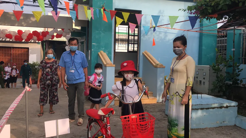 2 trường đầu tiên của TPHCM mở cửa trở lại: Học sinh nô nức tựu trường ảnh 12