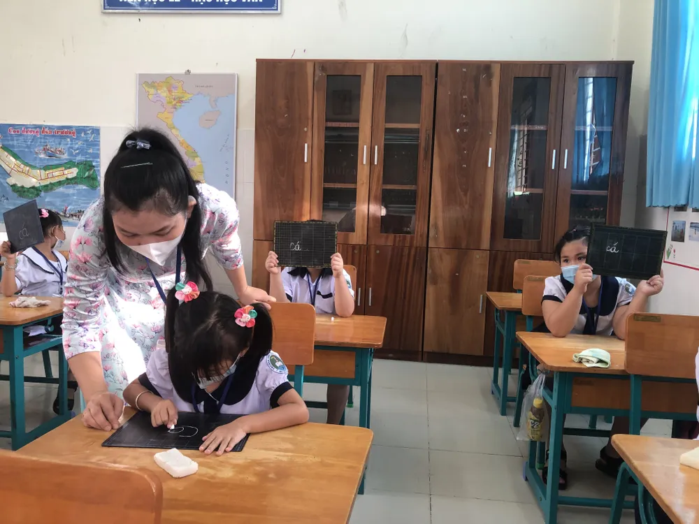 2 trường đầu tiên của TPHCM mở cửa trở lại: Học sinh nô nức tựu trường ảnh 9