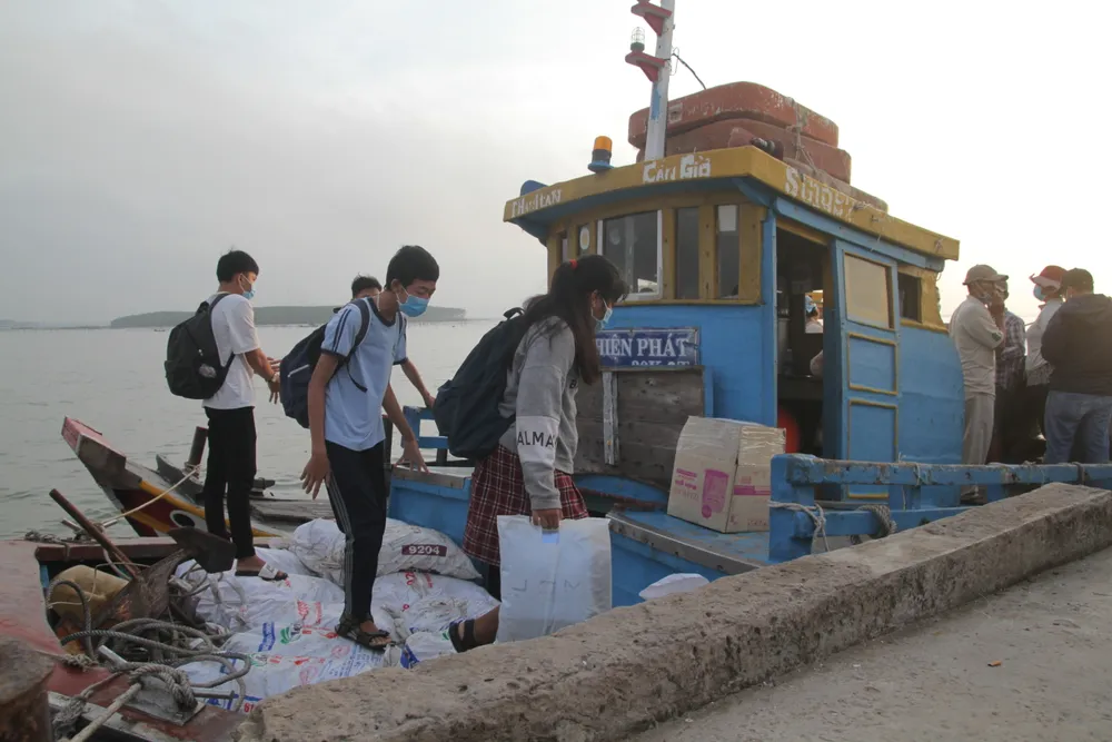 2 trường đầu tiên của TPHCM mở cửa trở lại: Học sinh nô nức tựu trường ảnh 8