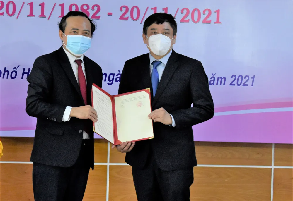 Trưởng Ban Tuyên giáo Trung ương Nguyễn Trọng Nghĩa thăm Đại học Quốc gia TPHCM ảnh 7