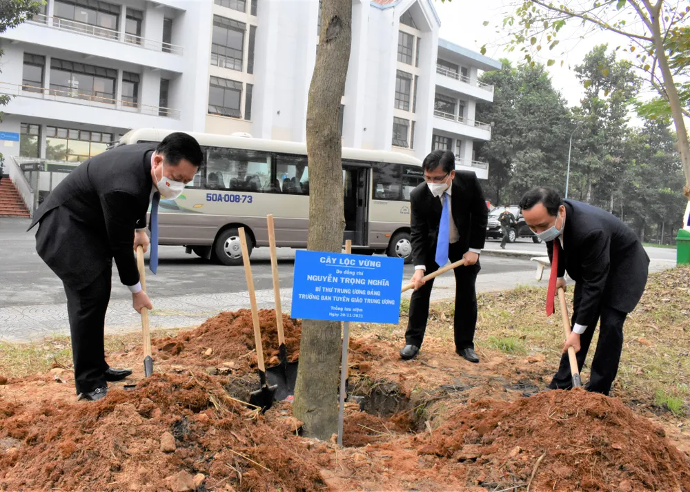 Trưởng Ban Tuyên giáo Trung ương Nguyễn Trọng Nghĩa thăm Đại học Quốc gia TPHCM ảnh 4