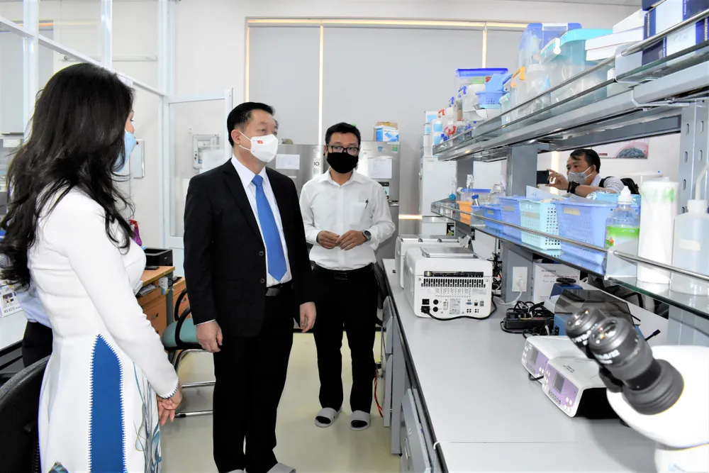 Trưởng Ban Tuyên giáo Trung ương Nguyễn Trọng Nghĩa thăm Đại học Quốc gia TPHCM ảnh 5