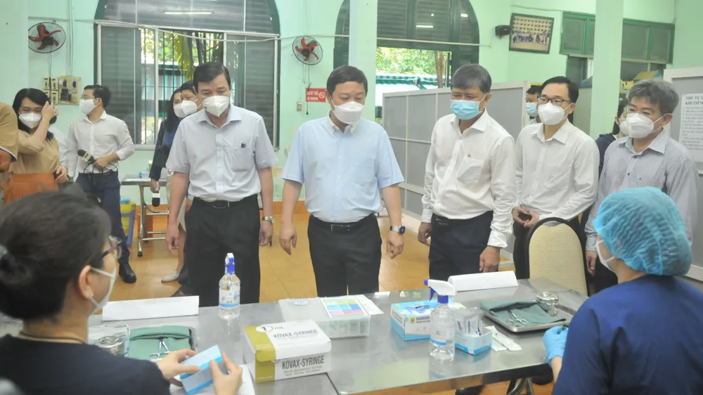 TPHCM: Gần 30.000 học sinh lớp 6 tiêm vaccine Covid-19 ảnh 1