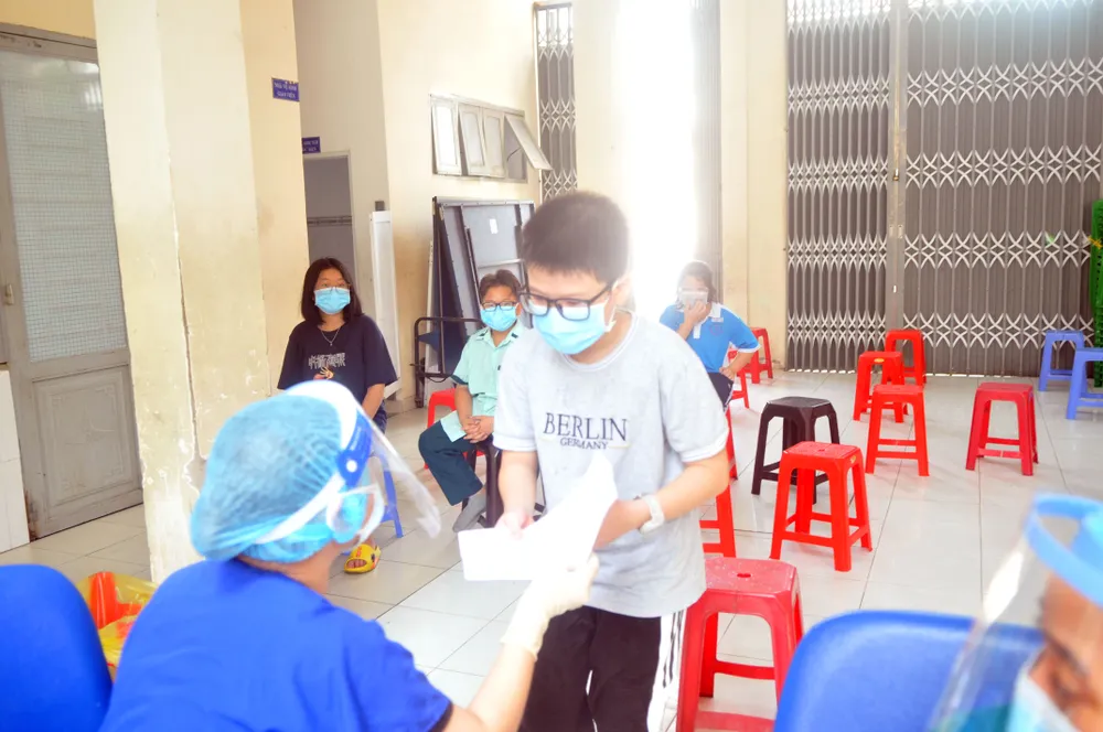 TPHCM: Gần 30.000 học sinh lớp 6 tiêm vaccine Covid-19 ảnh 7