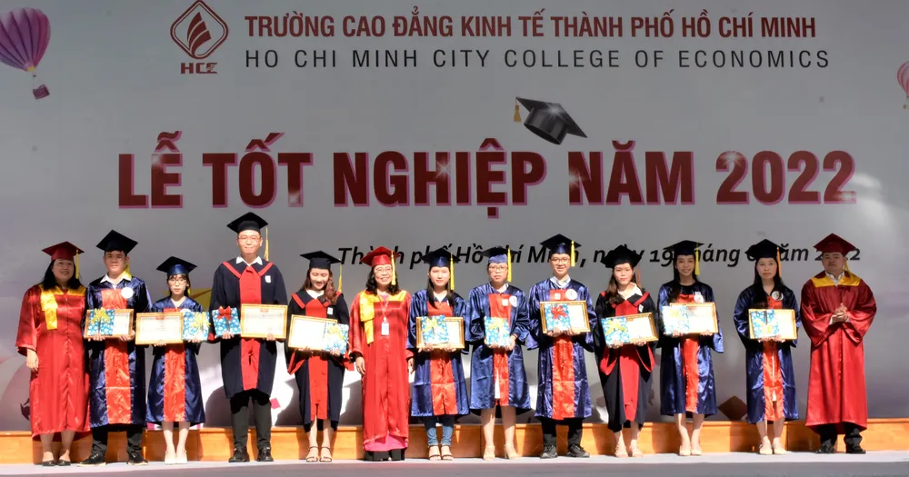 Gần 1.900 sinh viên HCE nhận bằng tốt nghiệp ảnh 4