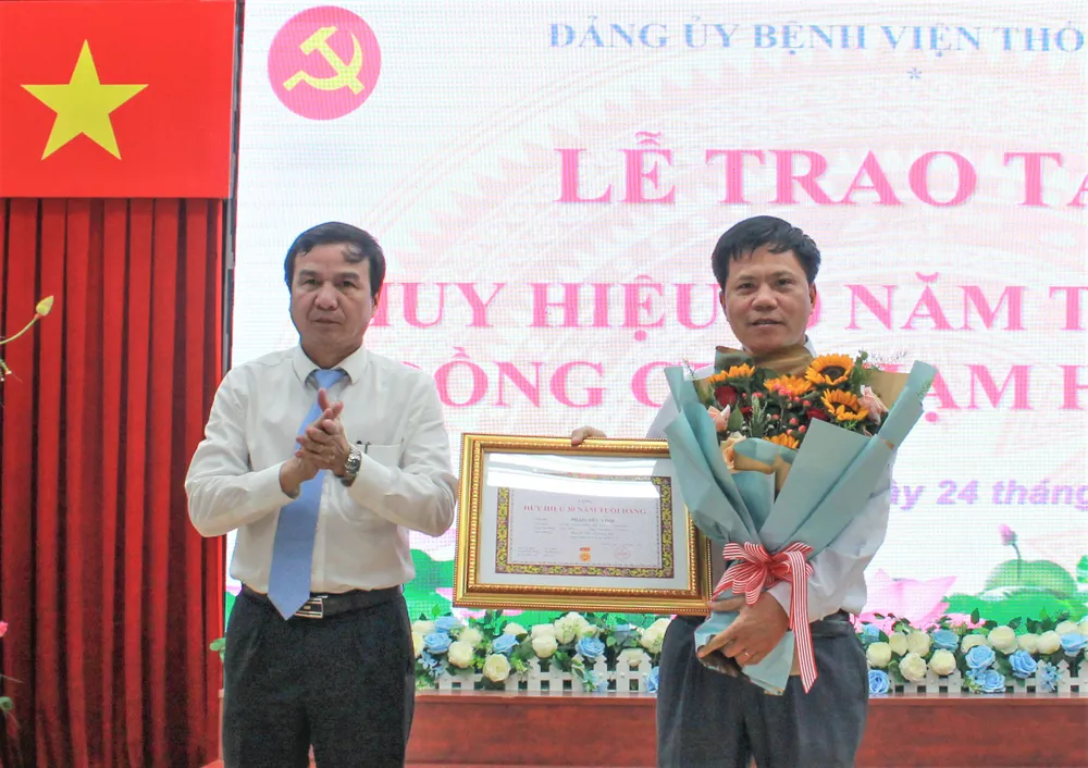 Tự hào tấm huy hiệu Đảng được trao ảnh 2