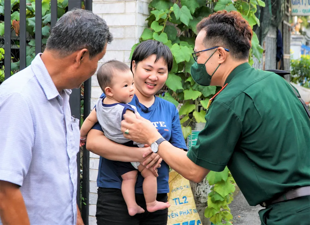 Tự hào tấm huy hiệu Đảng được trao ảnh 1