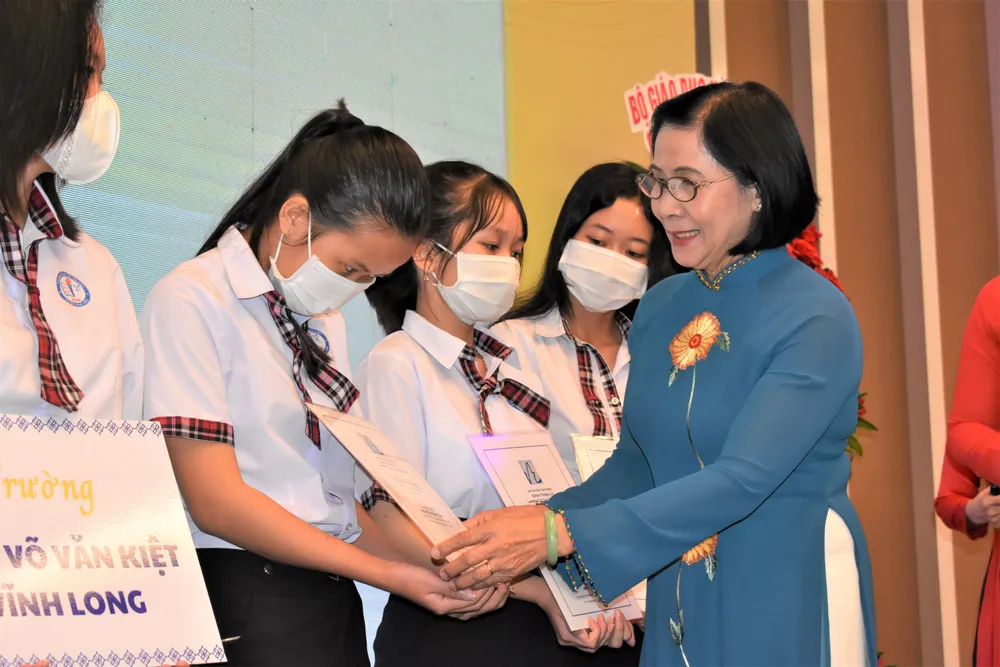 Trên 8,2 tỷ đồng học bổng tiếp sức học sinh, sinh viên học giỏi vượt khó ảnh 1