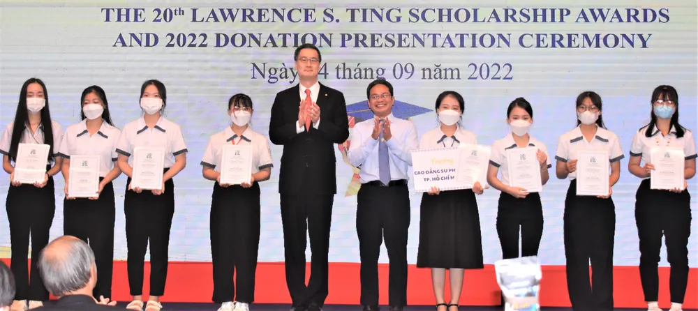 Trên 8,2 tỷ đồng học bổng tiếp sức học sinh, sinh viên học giỏi vượt khó ảnh 2