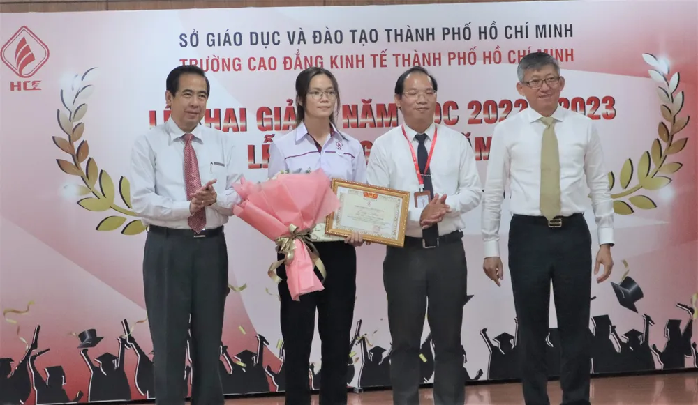 Trên 1.200 sinh viên HCE nhận bằng tốt nghiệp ảnh 1