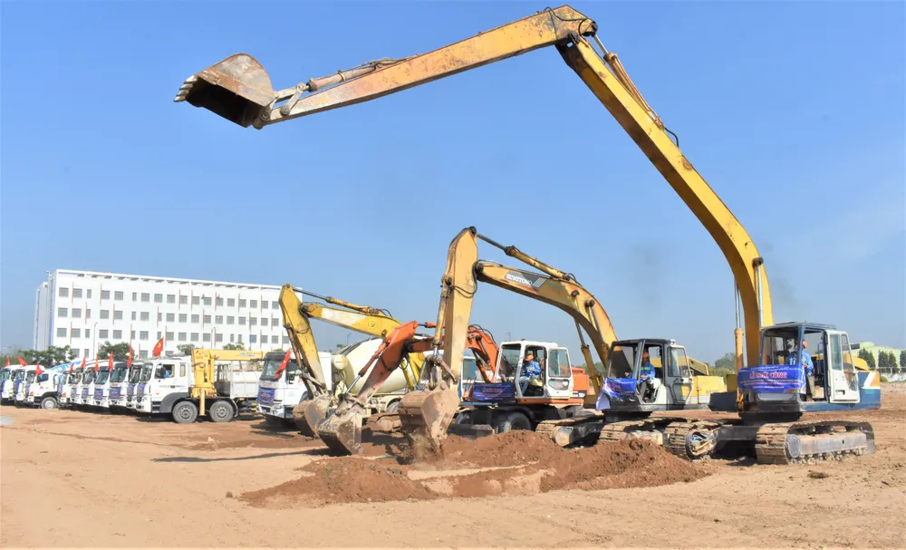 Thiết bị, máy móc thi công dự án đã sẵn sàng Thiết bị, máy móc thi công dự án đã sẵn sàng