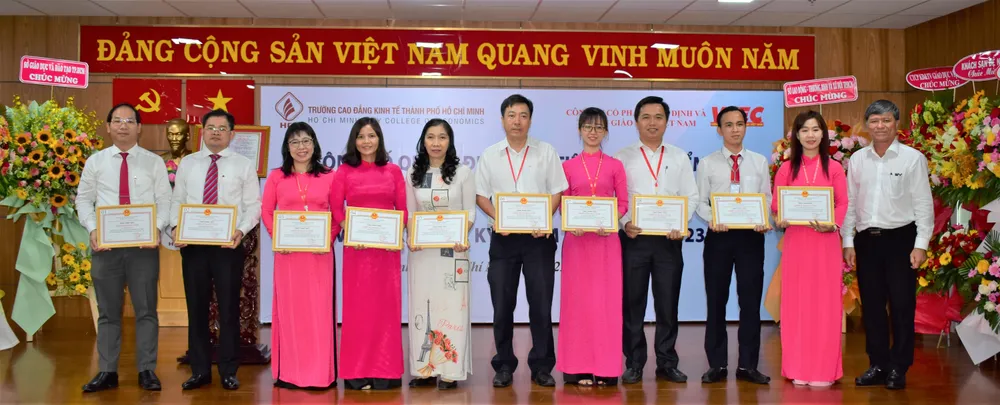 TS Nguyễn Văn Hiếu, Giám đốc Sở GD-ĐT TPHCM (đứng ngoài bên phải) trao tặng giấy khen của sở cho các tập thể và cá nhân TS Nguyễn Văn Hiếu, Giám đốc Sở GD-ĐT TPHCM (đứng ngoài bên phải) trao tặng giấy khen của sở cho các tập thể và cá nhân