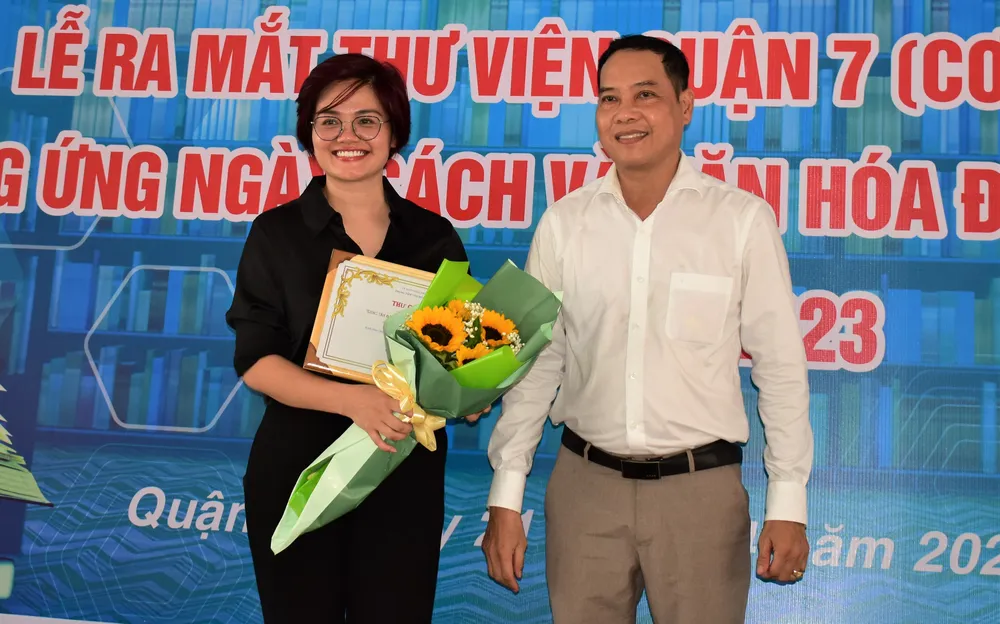 Ông Trần Văn Ly, Giám đốc Trung tâm VH-TT quận 7 tặng hoa cám ơn bà Vũ Thị Thu Hằng, đại diện D7 Sports Park