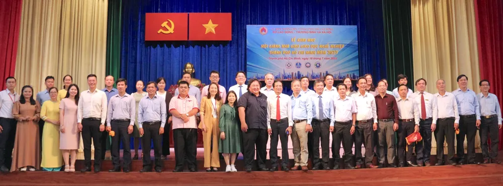 Ban tổ chức chụp hình lưu niệm cùng các thí sinh. Ảnh: QUANG HUY