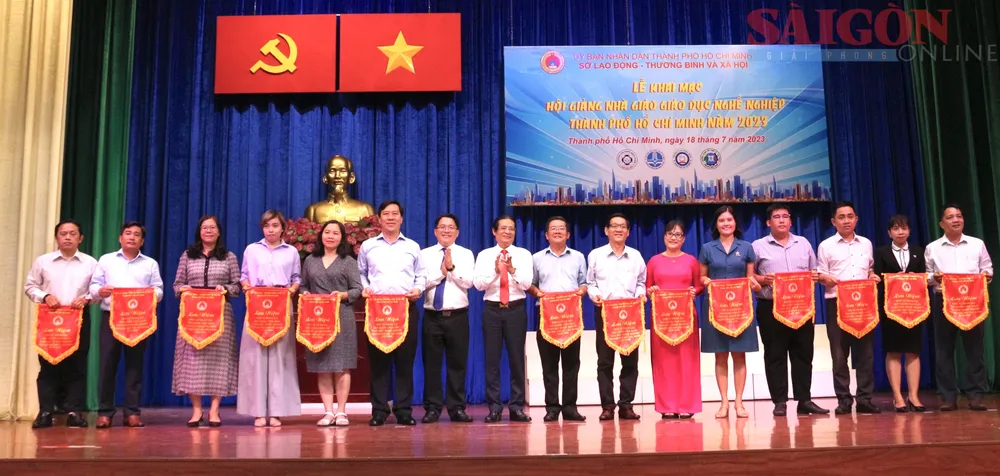 Ông Nguyễn Văn Thành, Phó Trưởng phòng GDNN - Sở LĐTB-XH TPHCM trao biểu trưng của sở cho các thành viên ban giám khảo. Ảnh: QUANG HUY