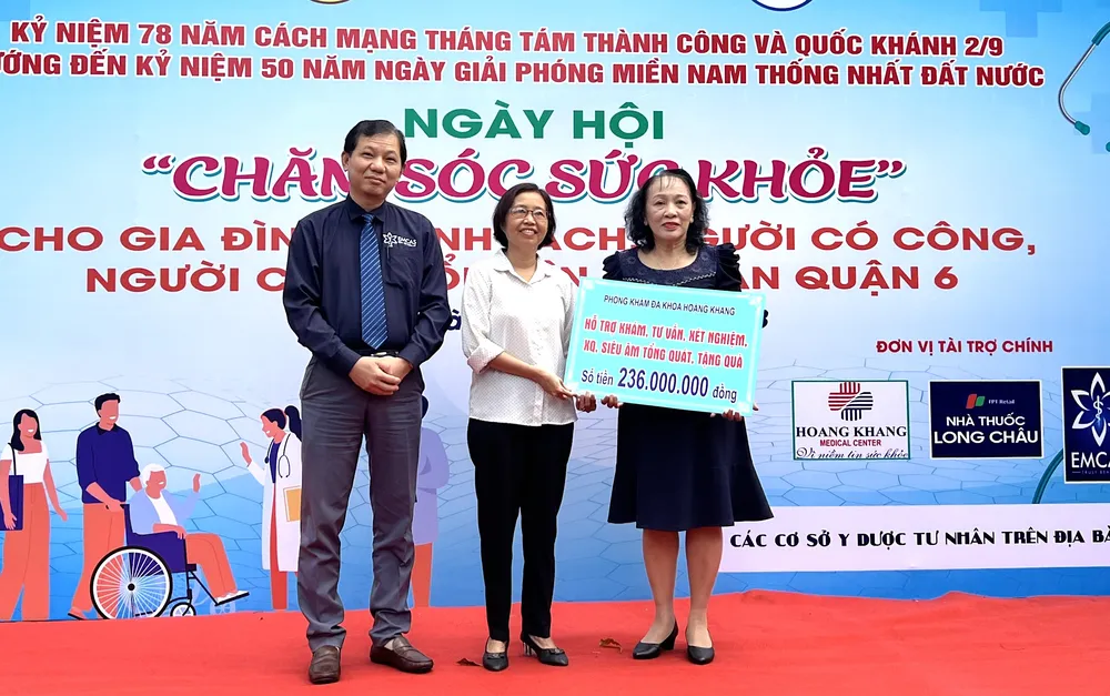 Đại diện Ủy ban MTTQ quận 6 nhận biểu trưng tài trợ chương trình từ các tổ chức, cơ sở y tế tư nhân trên địa bàn quận cho Ngày hội Chăm sóc sức khoẻ