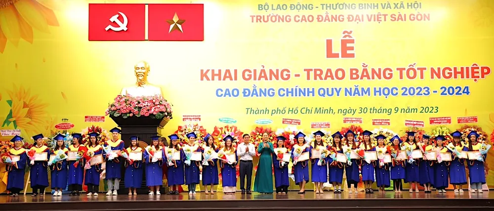 Lãnh đạo Tổng cục Giáo dục nghề nghiệp và Đại biểu Quốc hội TS Nguyễn Thị Thu Dung, Đoàn ĐBQH tỉnh Thái Bình tặng hoa chúc mừng các bạn tân cử nhân xuất sắc Lãnh đạo Tổng cục Giáo dục nghề nghiệp và Đại biểu Quốc hội TS Nguyễn Thị Thu Dung, Đoàn ĐBQH tỉnh Thái Bình tặng hoa chúc mừng các bạn tân cử nhân xuất sắc