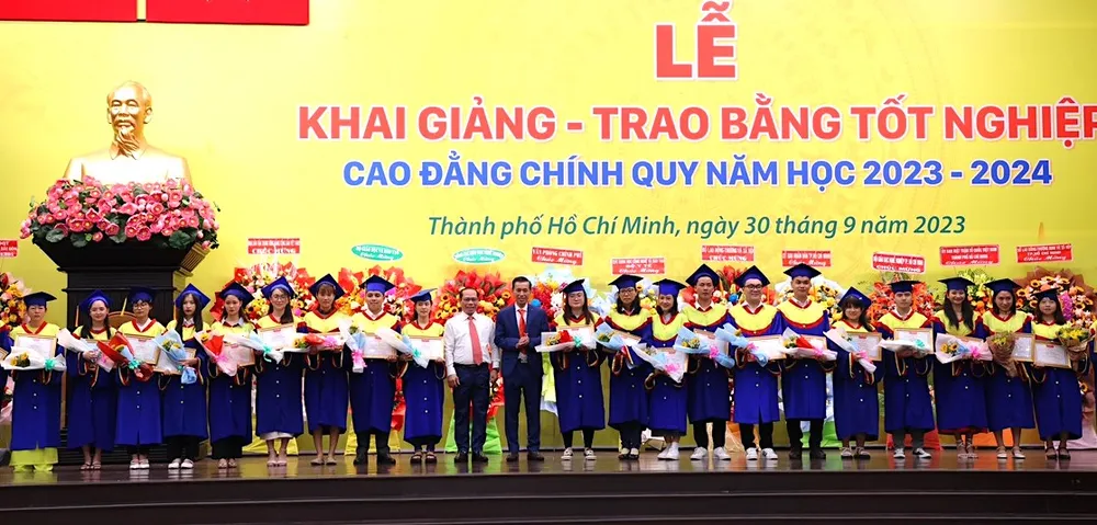 Đại diện Bộ LĐTB-XH và Ban giám hiệu nhà trường trao bằng, tặng hoa chúc mừng các bạn tân cử nhân Đại diện Bộ LĐTB-XH và Ban giám hiệu nhà trường trao bằng, tặng hoa chúc mừng các bạn tân cử nhân