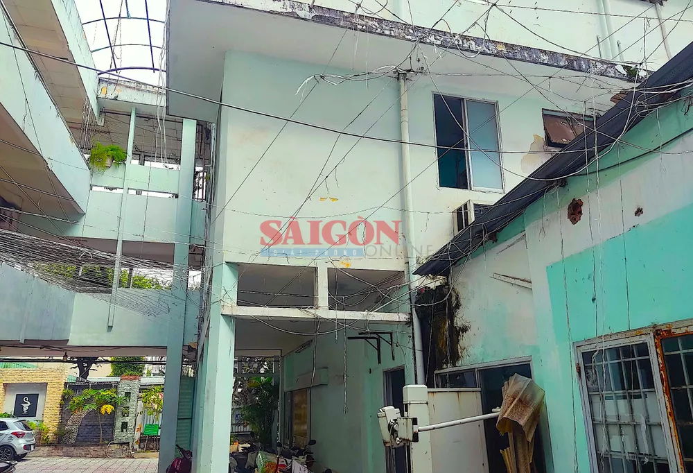 Khu B Trung tâm y tế quận Gò Vấp thấm dột, hệ thống dây điện như mạng nhện Khu B Trung tâm y tế quận Gò Vấp thấm dột, hệ thống dây điện như mạng nhện