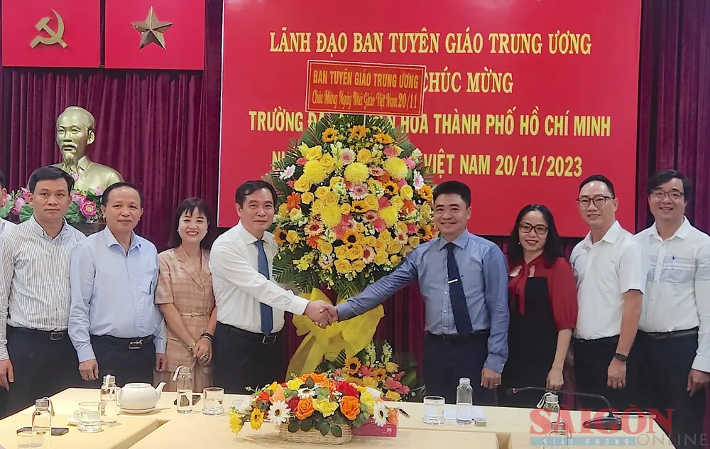 Đồng chí Phan Xuân Thuỷ, Phó Trưởng Ban Tuyên giáo Trung ương tặng hoa chúc mừng thầy cô Trường Đại học Văn hoá TPHCM