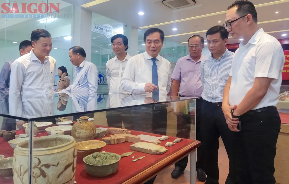 Đồng chí Phan Xuân Thuỷ tham quan khu trưng bày khảo cổ của Trường Đại học Văn hoá TPHCM