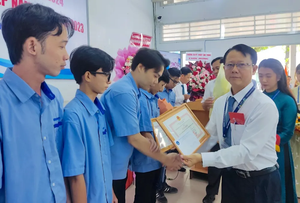 Th.S Nguyễn Ngọc Hạnh, Phó Hiệu trưởng phụ trách nhà trường trao giấy khen cho 15 học sinh đoạt loại xuất sắc Th.S Nguyễn Ngọc Hạnh, Phó Hiệu trưởng phụ trách nhà trường trao giấy khen cho 15 học sinh đoạt loại xuất sắc