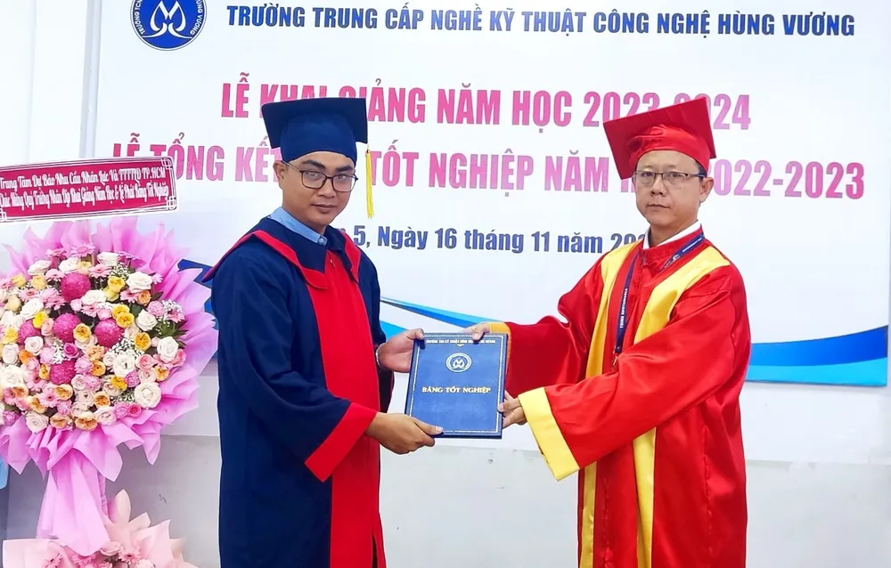 Th.S Nguyễn Ngọc Hạnh, Phó Hiệu trưởng phụ trách nhà trường trao bằng tốt nghiệp cho học sinh Th.S Nguyễn Ngọc Hạnh, Phó Hiệu trưởng phụ trách nhà trường trao bằng tốt nghiệp cho học sinh