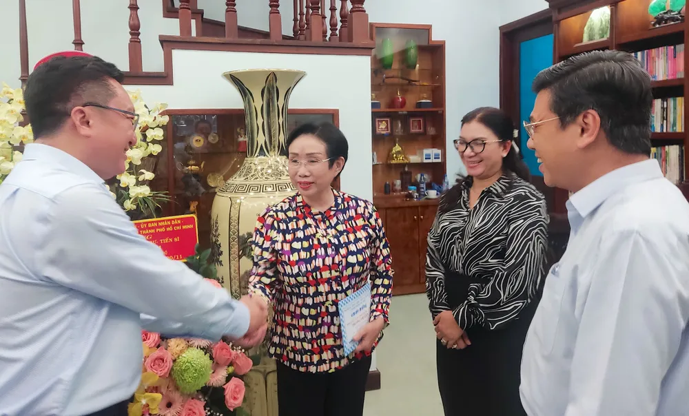 Phó Giám đốc Sở GD-ĐT TPHCM Nguyễn Bảo Quốc chúc sức khỏe Nhà giáo ưu tú, PGS.TS Trương Thị Hiền. Ảnh: QUANG HUY