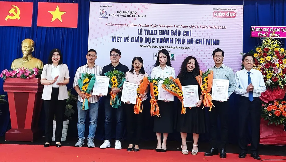 Trao tặng hoa và Giấy chứng nhận đoạt giải Khuyến khích cho các tác giả. Ảnh: AN KHÁNH