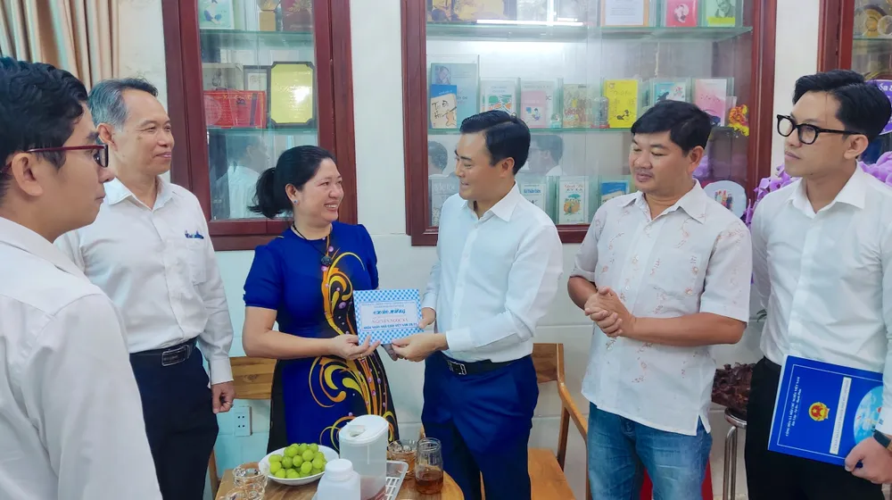 Đồng chí Bùi Xuân Cường tặng quà đại diện gia đình cố Nhà giáo ưu tú Nguyễn Ngọc Ký. Ảnh: QUANG HUY