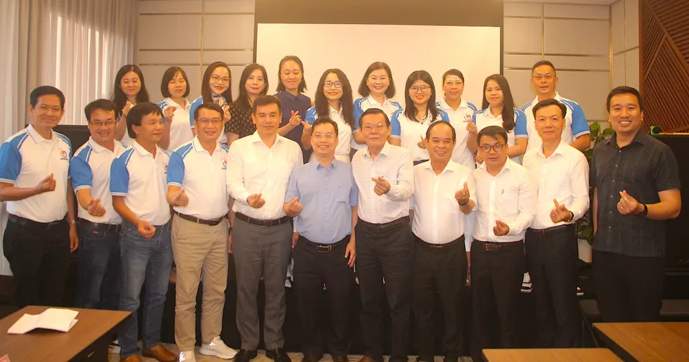  Các đại biểu tham dự chuyến hành trình về nguồn chụp hình lưu niệm tại toạ đàm. Ảnh: QUANG HUY