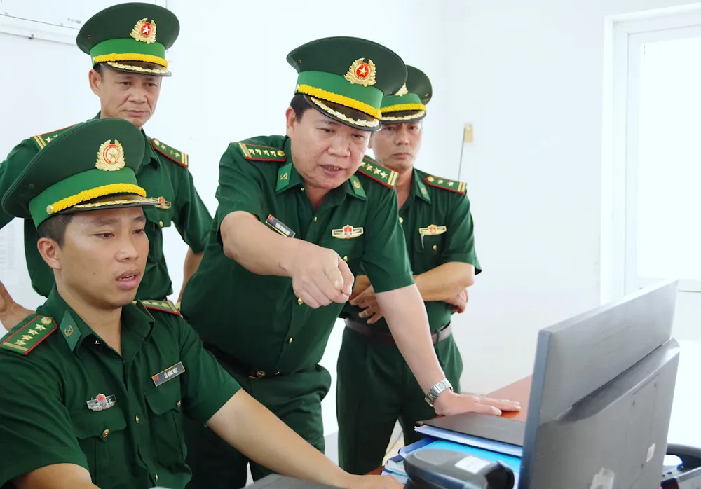 Đoàn công tác kiểm tra hệ thống giám sát tàu cá tại trạm kiểm soát biên phòng Lộc An, đồn Biên phòng Phước Hải (xã Phước Hải). Ảnh: VĂN DANH