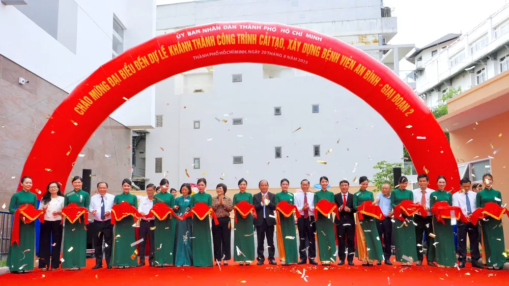 Các đại biểu cắt băng khánh thành Bệnh viện An Bình, giai đoạn 2. Ảnh: HOÀNG HÙNG