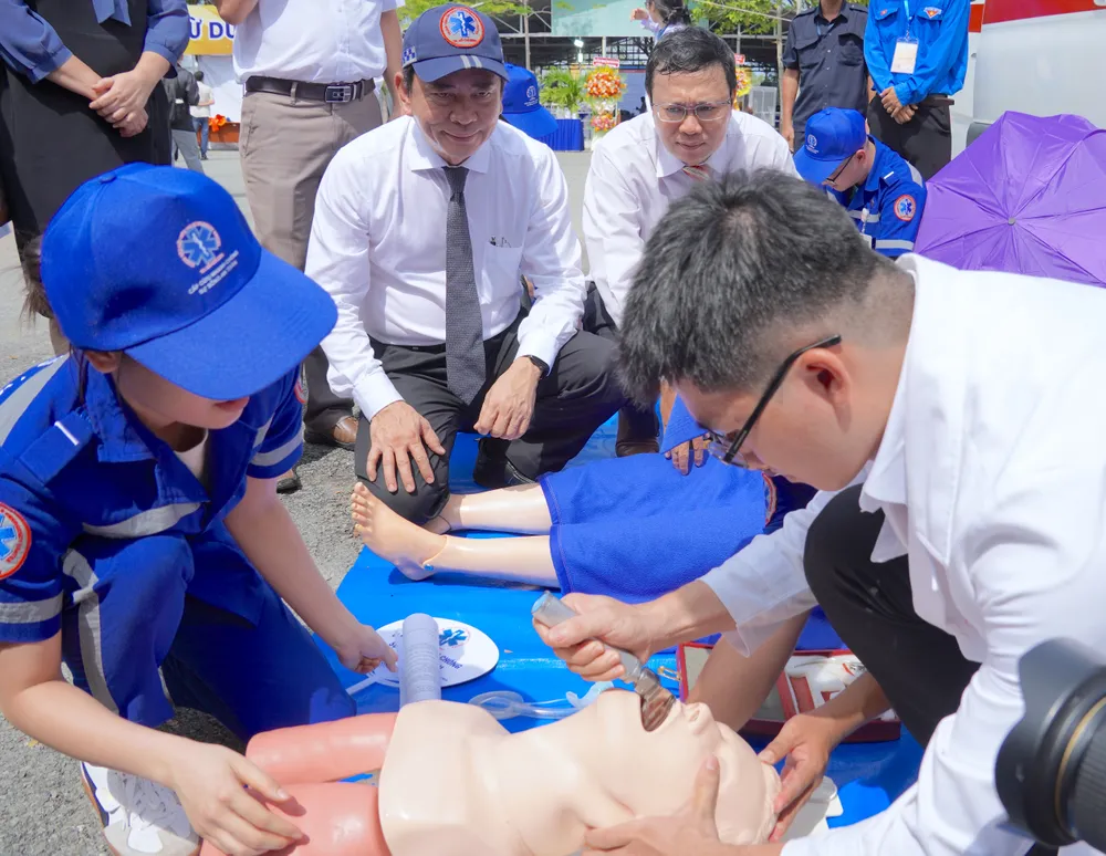 Nhân viên Trung tâm cấp cứu 115 TPHCM hướng dẫn cho y bác sĩ trẻ cách sơ cấp cứu. Ảnh: QUANG HUY