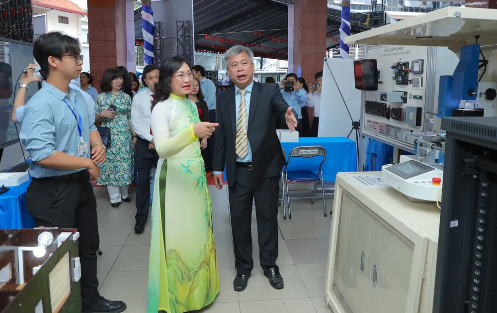 Thứ trưởng Bộ Công thương Phan Thị Thắng (áo dài) tham quan không gian triển lãm “Thành tựu đào tạo – Cao Thắng 119 năm”