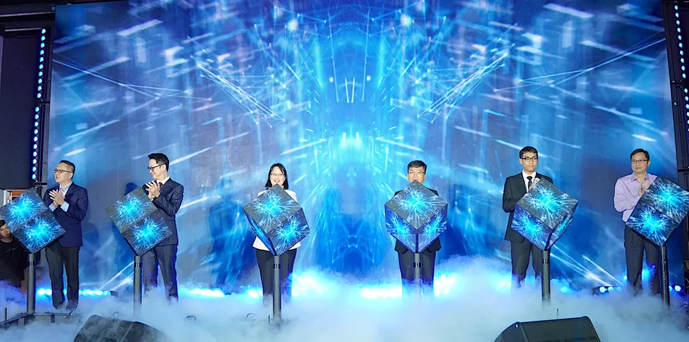 Lãnh đạo thành phố và đại biểu ấn nút khai mạc Tuần lễ Đổi mới sáng tạo, Khoa học công nghệ và Khởi nghiệp sáng tạo TPHCM năm 2025. Ảnh: QUANG HUY