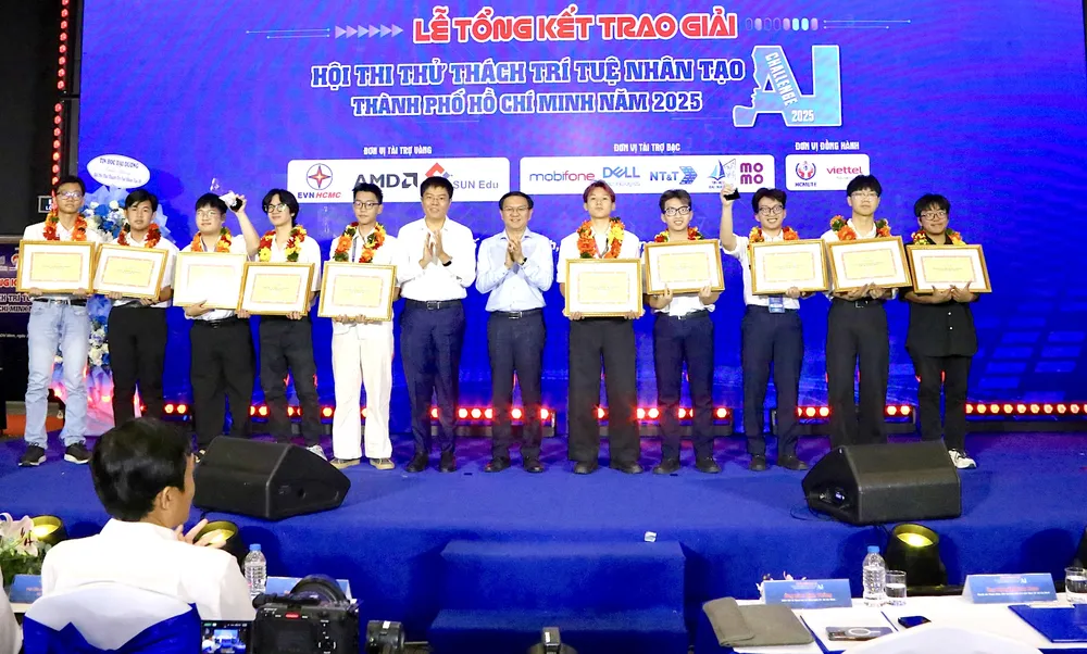 Giám đốc Sở KHCN TPHCM Lâm Đình Thắng (thứ 6 từ phải qua) trao biểu trưng và giấy khen cho các đội đoạt giải. Ảnh: QUANG HUY