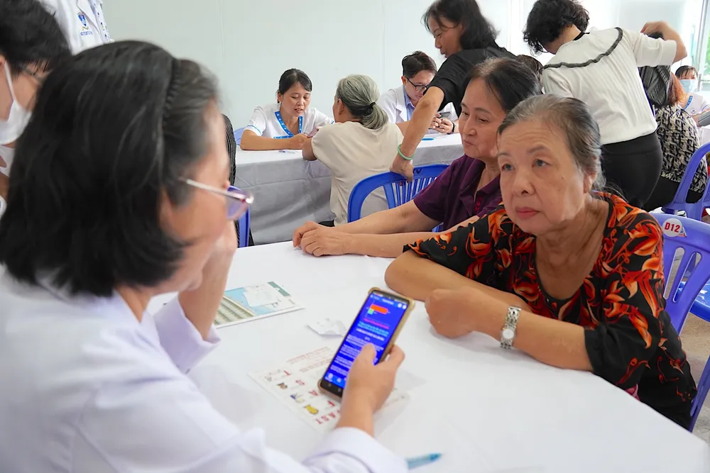 Bác sĩ Bệnh viện Thống Nhất khám tầm soát bệnh lý đột quỵ cho người cao tuổi. QUANG HUY