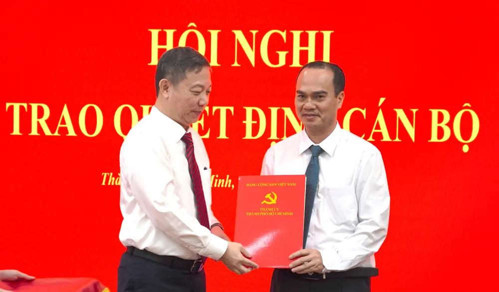 Đồng chí Dương Anh Đức, Uỷ viên Ban Thường vụ Thành uỷ, Trưởng Ban Tuyên giáo và Dân vận Thành uỷ TPHCM trao quyết định cho đồng chí Nguyễn Văn Tiện. ẢNH QUANG HUY